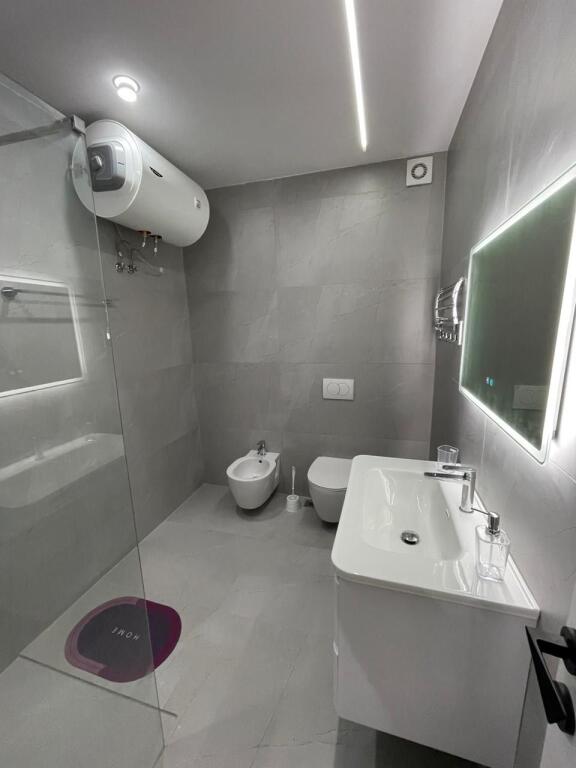 Shitet Apartament 3+1+2 tek Markata,Durres