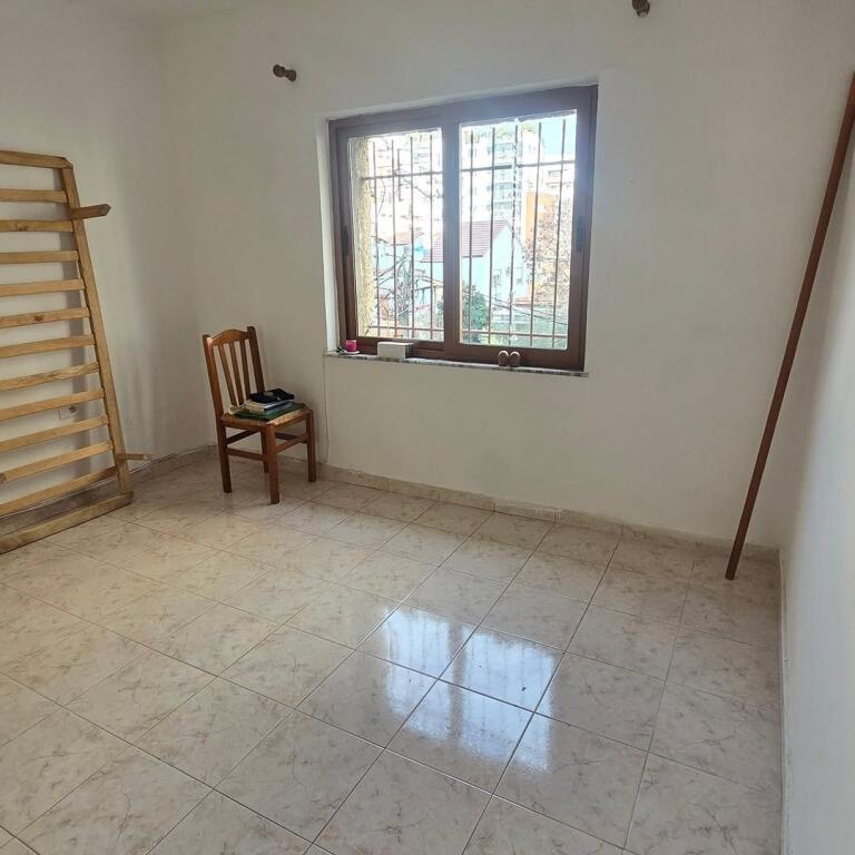 In vendita vicino alla Scuola Rossa (vicino al Nuovo Mercato) Appartamento 1+1