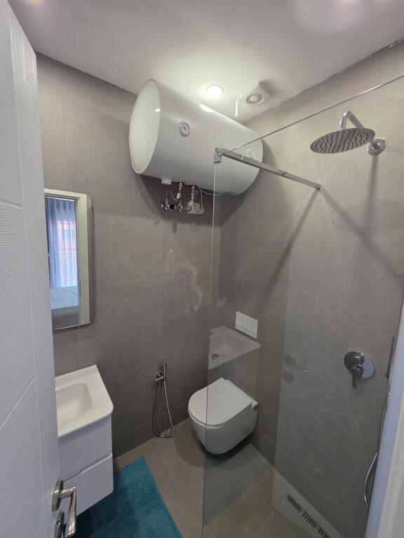 Jepet me qera Apartament 2+1  Adresa : Kopshi Botanik  E mobiluar  Kati 6  Siperfaqe 100 m2  Cmimi 900€