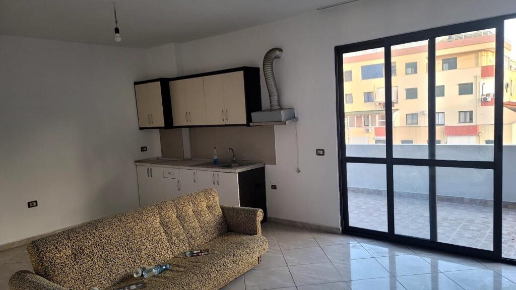 Jepet Me Qera Apartament 2+1+1 Ballkon