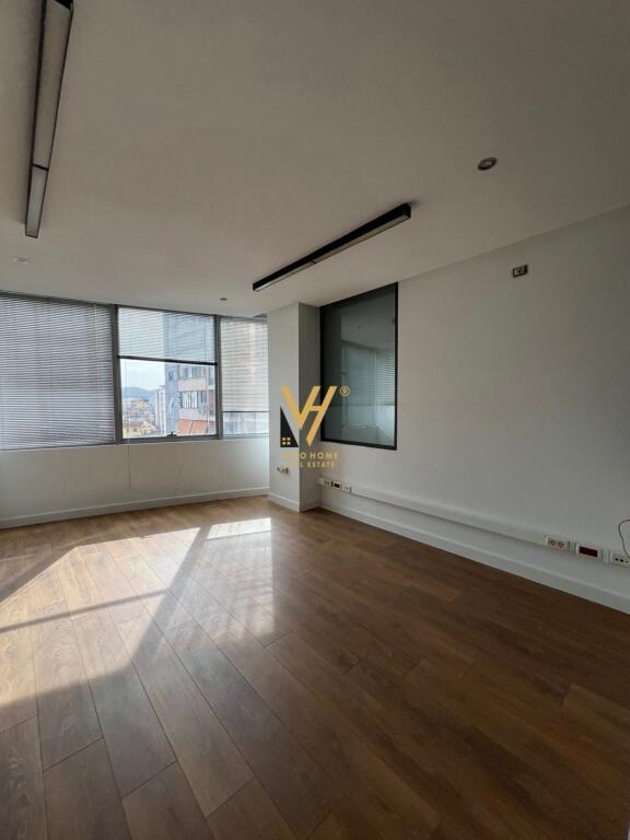 JEPET AMBIENT BIZNESI 371 M2 ME QERA TE USLUGA 3.000 EURO