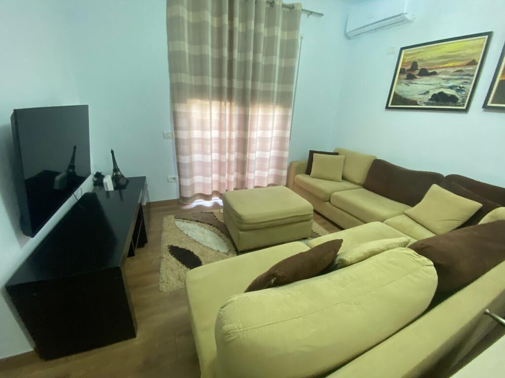 2+1,i mobiluar te kompleksi halili,selvia 650 euro