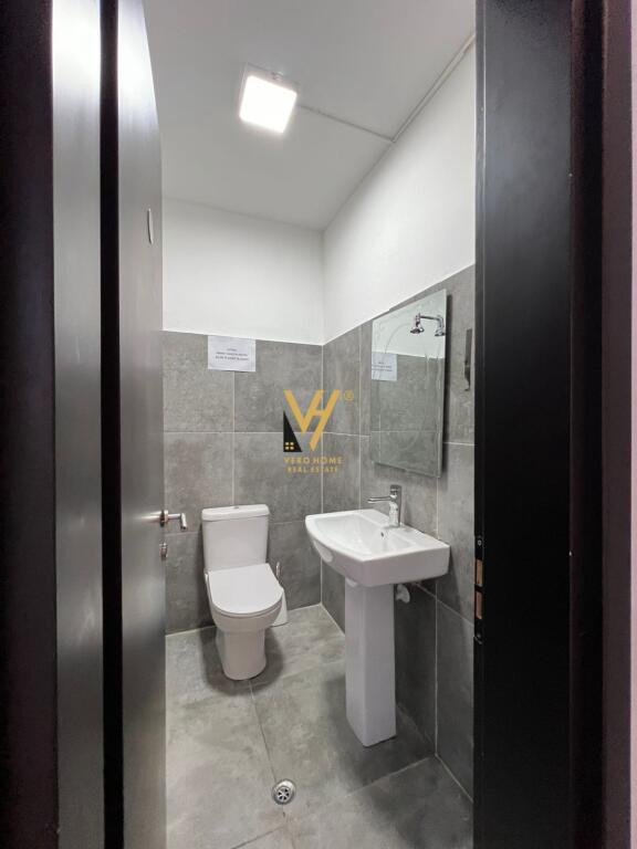 JEPET AMBIENT BIZNESI 371 M2 ME QERA TE USLUGA 3.000 EURO