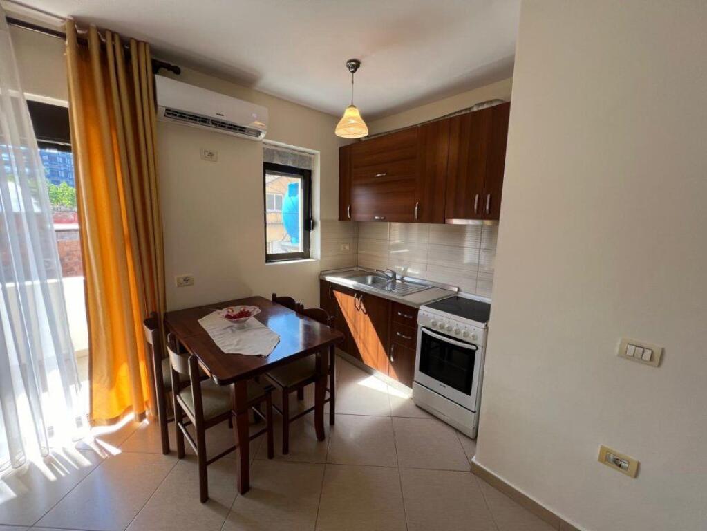 Jepet me qera apartament 1+1 tek Stacioni i trenit