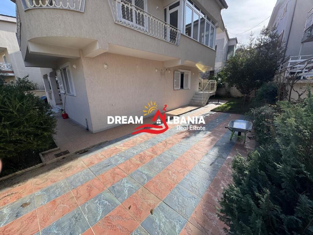 Vile 3 kateshe me qera prane Komunes se Parisit, Tirane (ID 4251432)