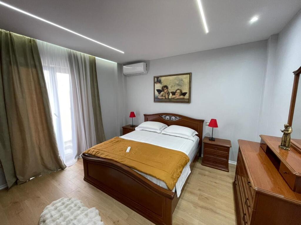 Shitet Apartament 3+1+2 tek Markata,Durres