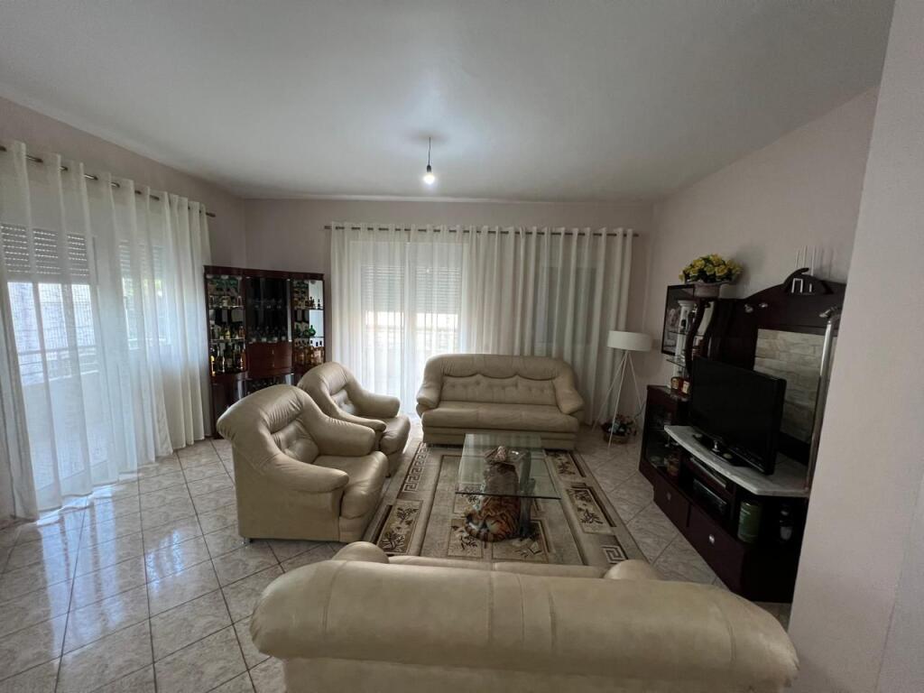 Okazzion!!! Tek Rrethi i Saukut, prane Liqenit Artificial, shitet Vilet 3 Kateshe