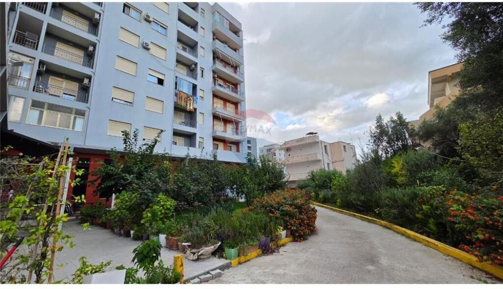 🏠 Apartament 2+1 + Garazh– Për Qira Afatgjatë 📍 Rruga Haziz Xhyheri, Lungomare – pas Hannover Bar, Vlorë