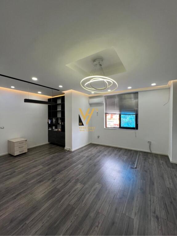 JEPET AMBIENT BIZNESI 371 M2 ME QERA TE USLUGA 3.000 EURO