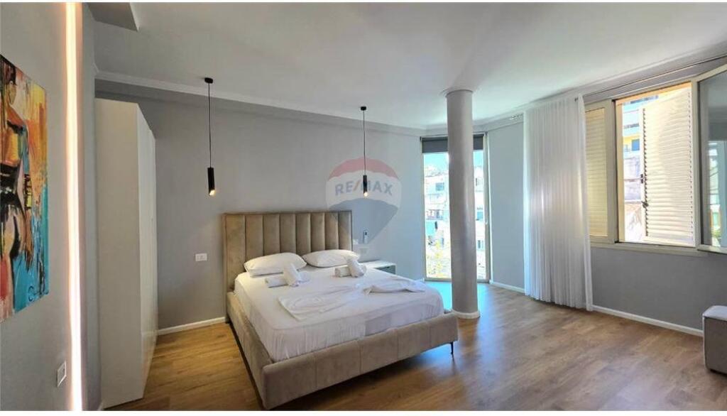 🏠 Apartament 2+1 – Për Qira 📍 Sheshi Isa Boletini, pranë Teatrit – Vlorë