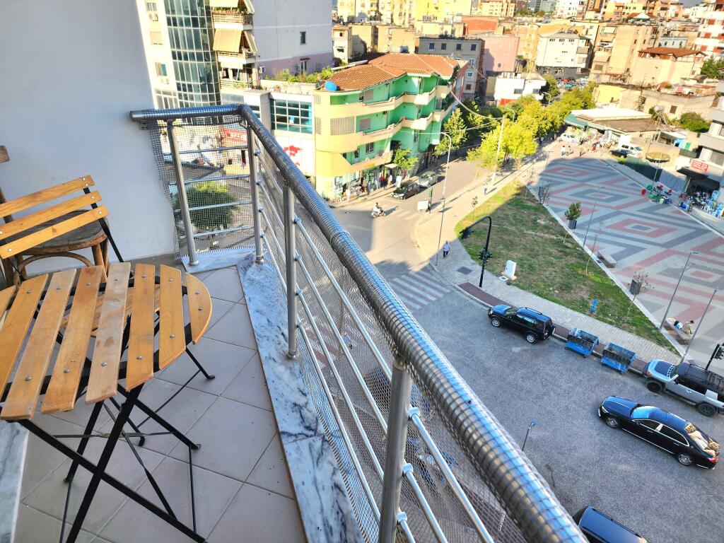 Super Apartament: 1+1 &amp; 1 Garazh + Ballkon me Pamje te Lire 📍Te Ish Tregu Elektrik/ Ali Demi *(560€/Muaj)*  ||  Pallati eshte i Ri, me Ashensor