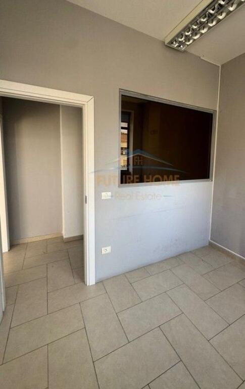 Qera, Ambient biznesi, Rruga e Elbasanit, Tiranë