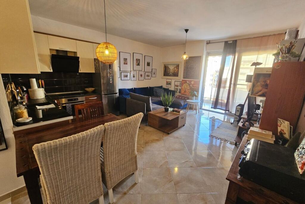 Allo Comune di Parigi Vendesi Appartamento 1+1 Con Posizione Perfetta!