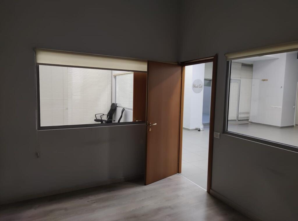 Jepet me qera Ambjent Komercial pranë Kristal Center