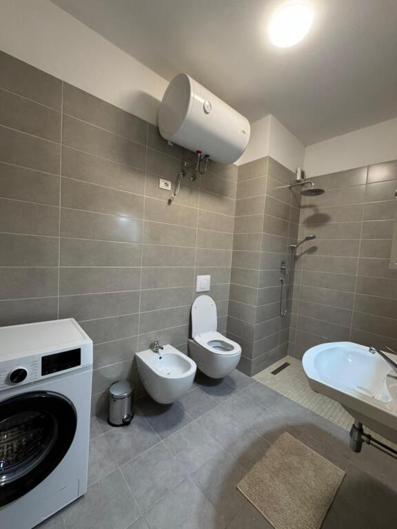 Ofrohet Apartamet 1+1+Post Parkimi me Qira te Kompleksi Green City,Astir!