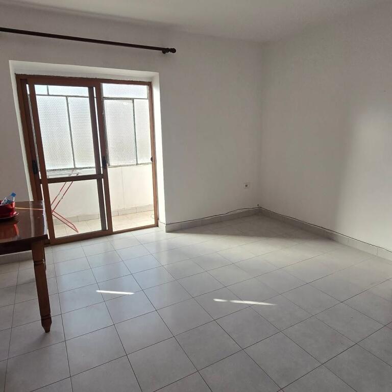 In vendita vicino alla Scuola Rossa (vicino al Nuovo Mercato) Appartamento 1+1