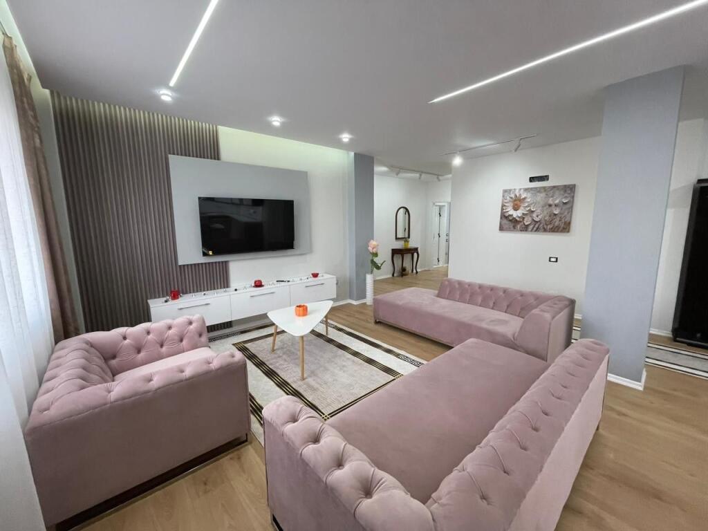 Shitet Apartament 3+1+2 tek Markata,Durres