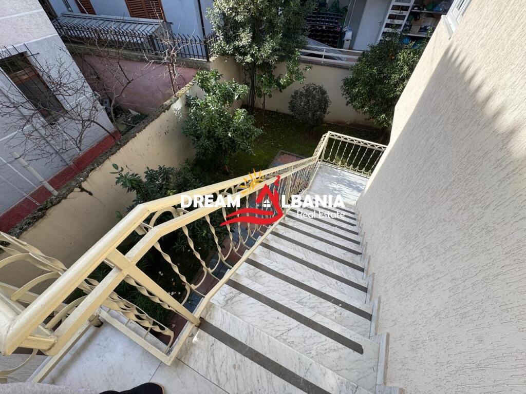 Vile 3 kateshe me qera prane Komunes se Parisit, Tirane (ID 4251432)