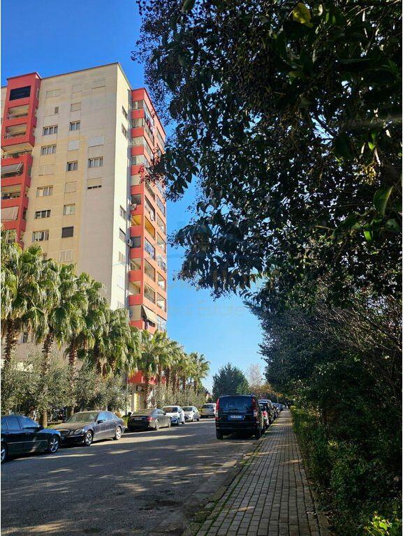 Shitet apartament 2+1 Kompleksi Malajziani kthesa e kamzes