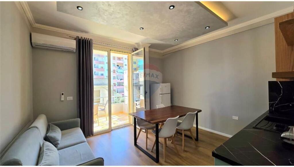 🏠 Apartament 2+1 – Për Qira 📍 Sheshi Isa Boletini, pranë Teatrit – Vlorë