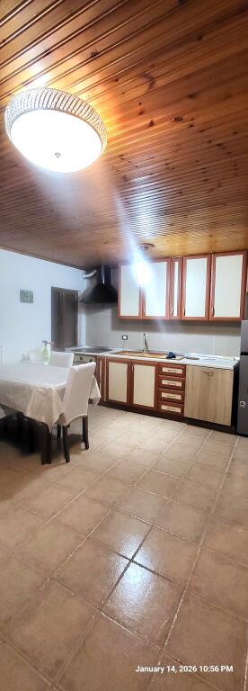 Tirane, appartamento in affitto, 3° piano, 40.000 lek completamente arredato trattabile (Rr. Halit Bega) vicino a QSUT o alla Scuola Unita o alla Scuola Bajram Curri.