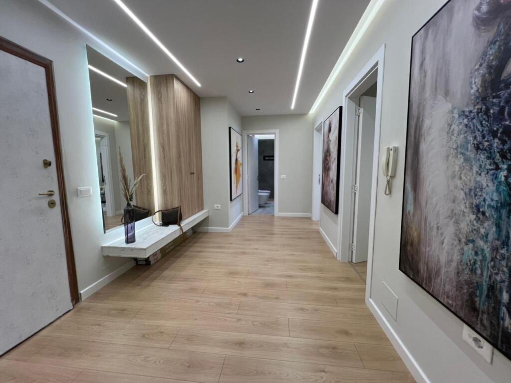 SHITET APARTAMENT 2+1+2 - RRETHRROTULLIMI I ZOGUT TE ZI