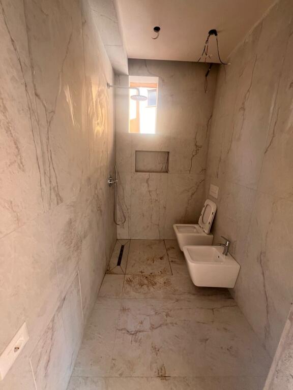 🏡 Jepet me Qira Vilë Twin – Mbrapa Garden Building