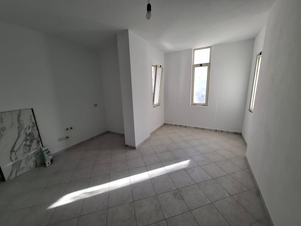 Shitet Apartament 1+1