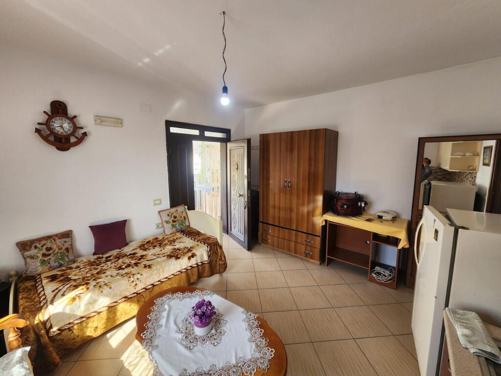 JEOET ME QERA GARSONERE PRANE OROSHIT DURRES