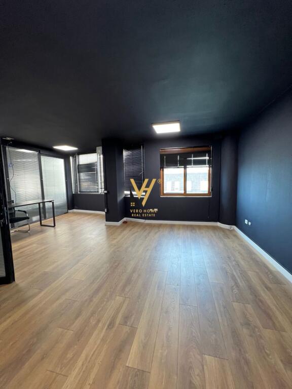 JEPET AMBIENT BIZNESI 371 M2 ME QERA TE USLUGA 3.000 EURO
