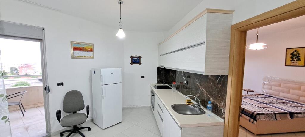 jepet me qira apartament 1+1 ne zonen e plazhit