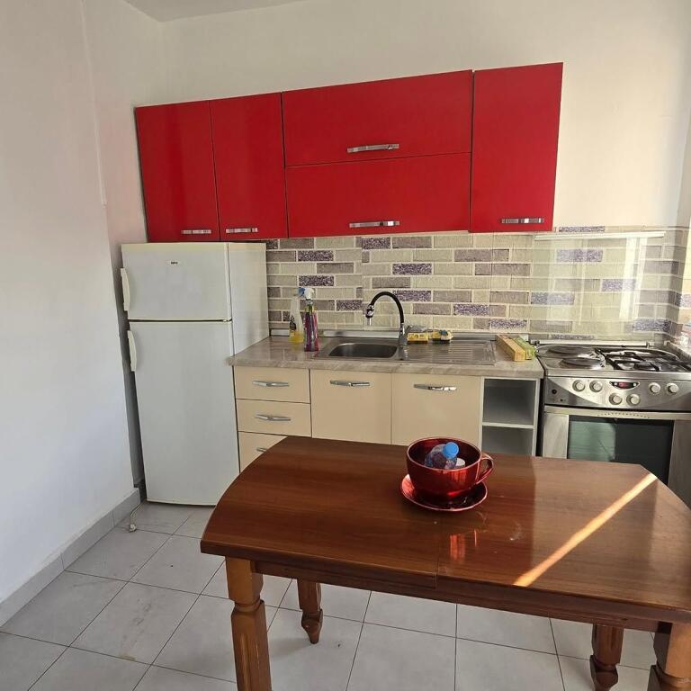 In vendita vicino alla Scuola Rossa (vicino al Nuovo Mercato) Appartamento 1+1