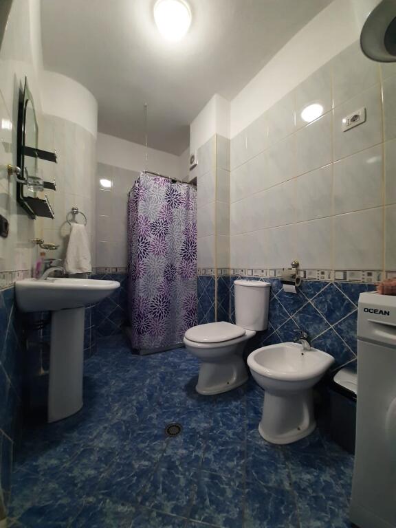 jepet me qira apartament 1+1 ne zonen e plazhit