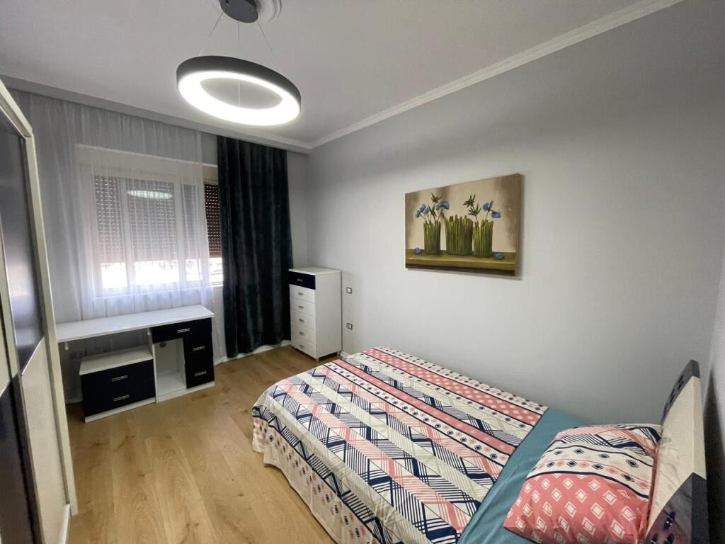Shitet Apartament 3+1+2 tek Markata,Durres