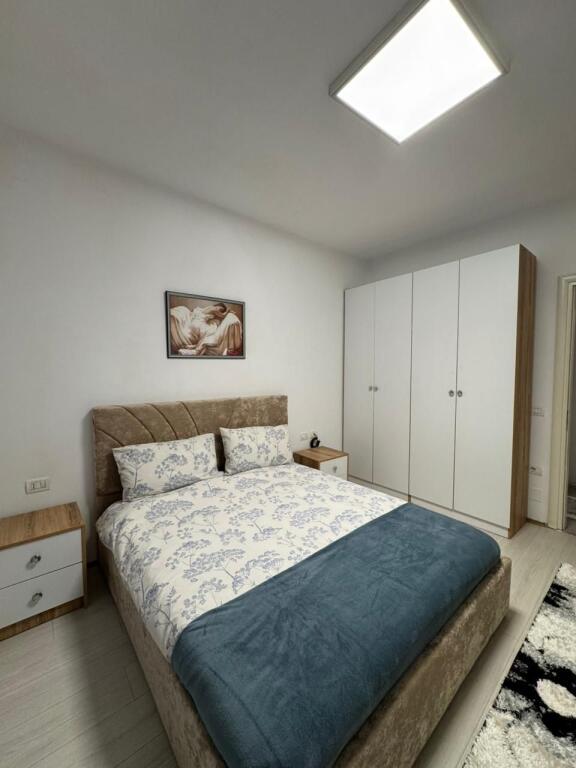 Ofrohet Apartamet 1+1+Post Parkimi me Qira te Kompleksi Green City,Astir!