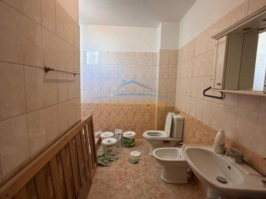 Shitet, Apartament 2+1, Shkolla e Kuqe, Tirane