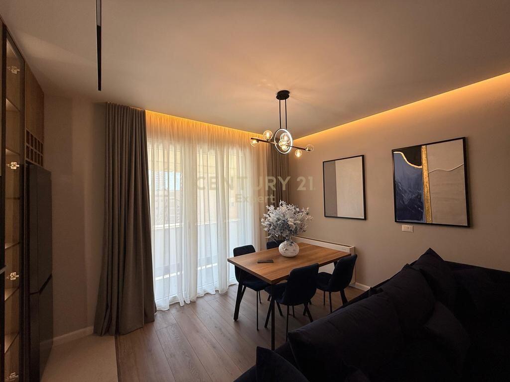 APARTAMENT MODERN 2+1+2 &amp; POST PARKIMI PER QIRA TEK GALERIA, QENDER !!