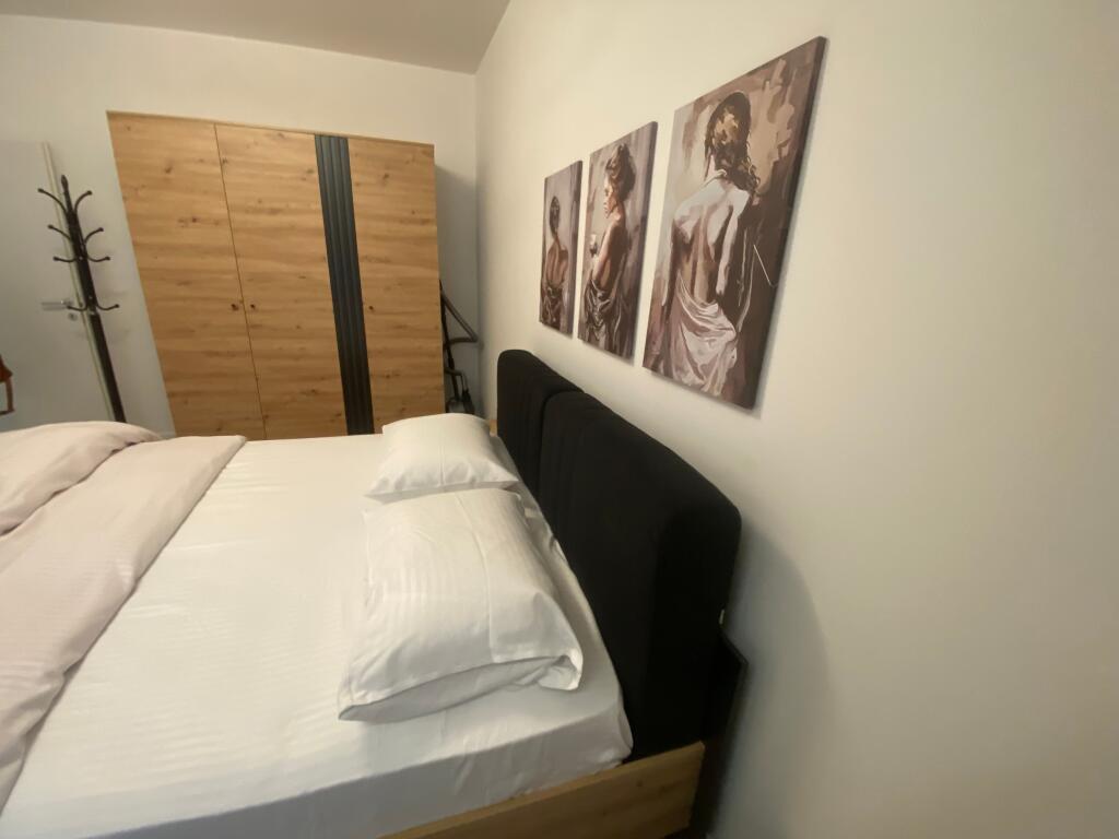 1+1,i mobiluar te ish restorant drr,cmimi 550 mije leke