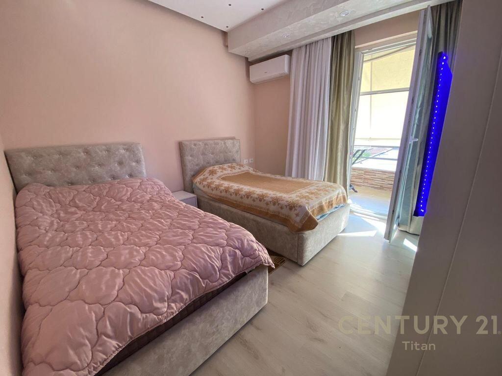 Apartament 2+1+2 per shitje prane Vila Gold