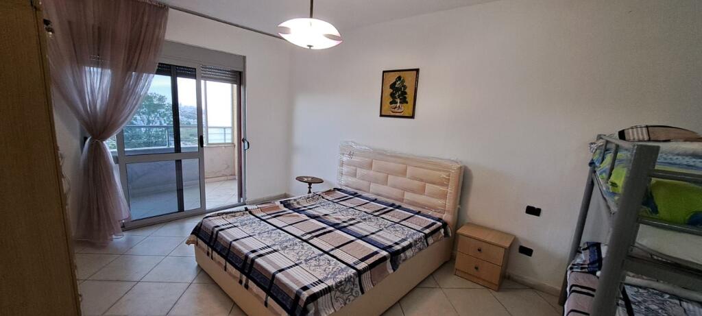 jepet me qira apartament 1+1 ne zonen e plazhit