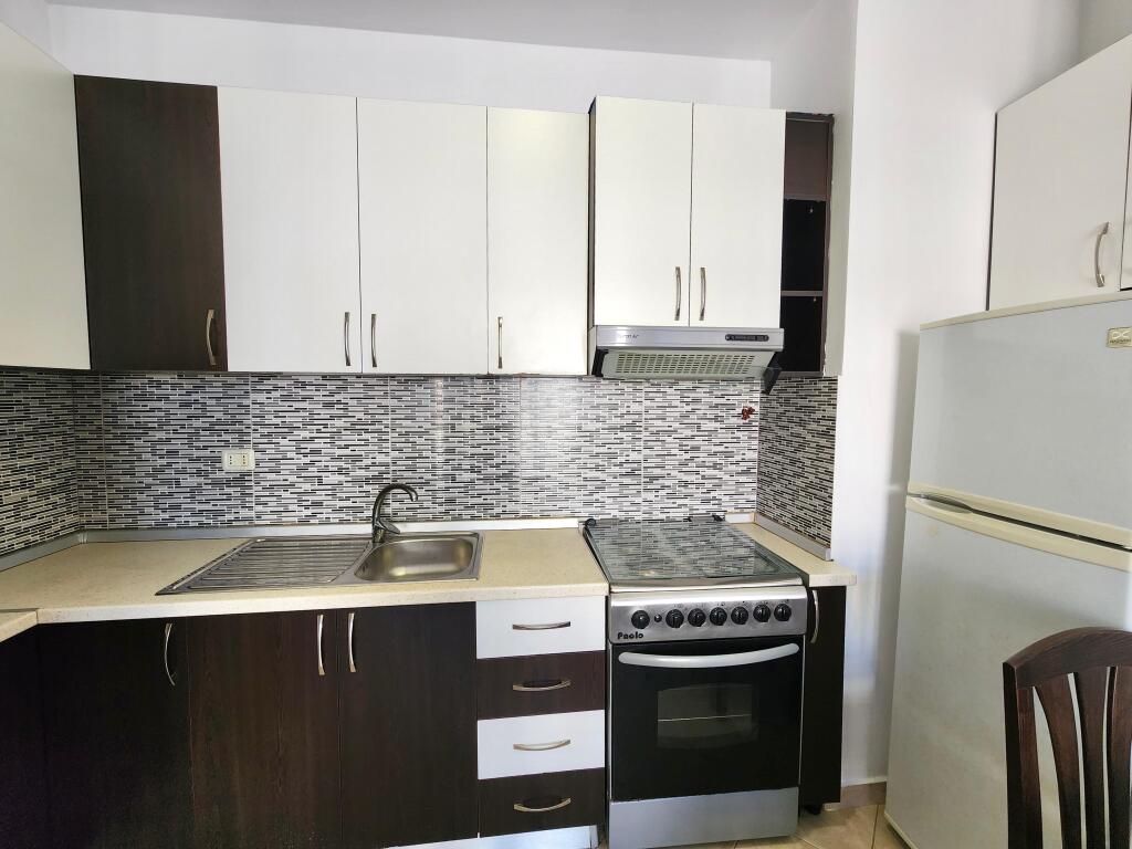 Super Apartament: 1+1 &amp; 1 Garazh + Ballkon me Pamje te Lire 📍Te Ish Tregu Elektrik/ Ali Demi *(560€/Muaj)*  ||  Pallati eshte i Ri, me Ashensor