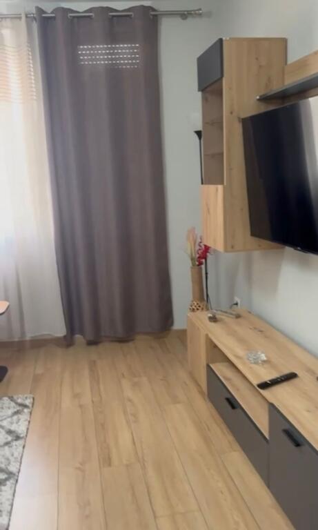 Jepet me qira 1+1 prane 21 Dhjetorit Rr.Frosina Plaku 600 mije leke