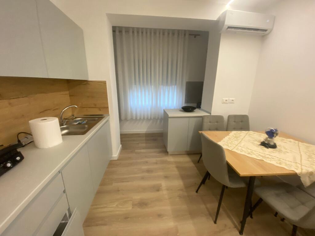 1+1,i mobiluar te ish restorant drr,cmimi 550 mije leke