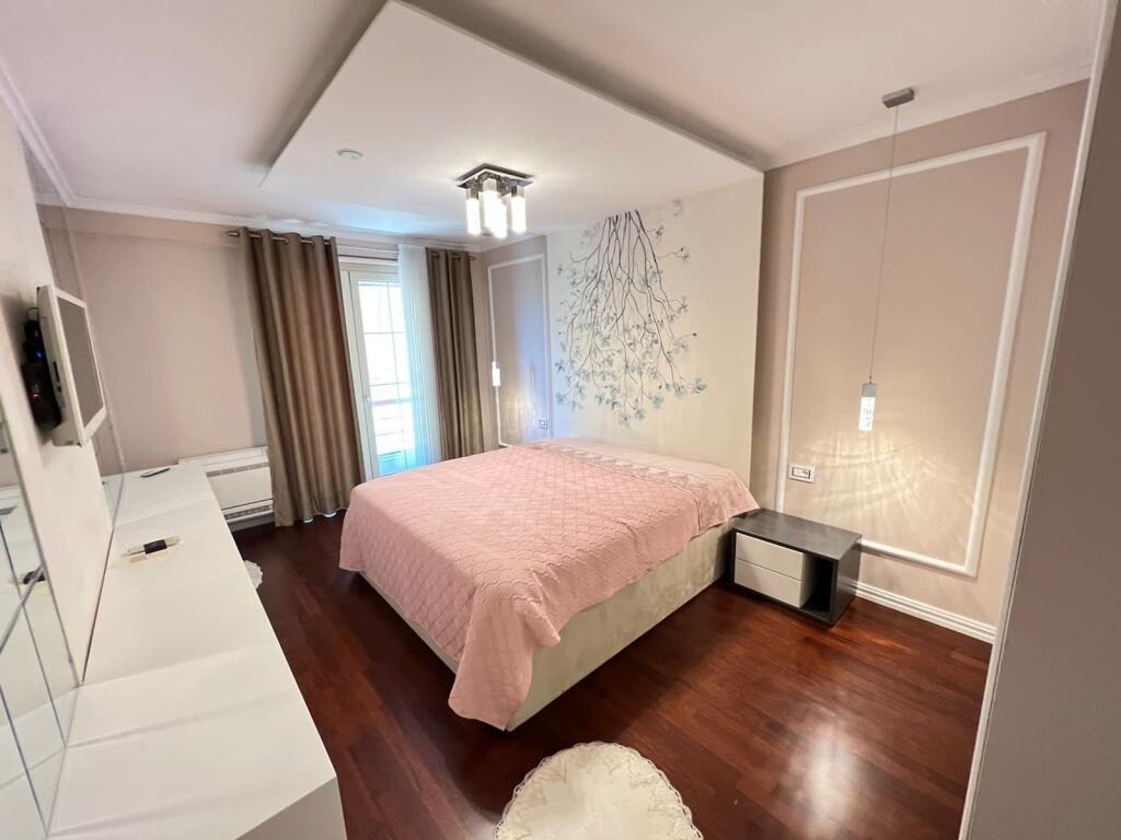 Appartamento 2+1+2 in vendita vicino al Lago Secco  Prezzo: 300.000 € Piano: 3  Superficie:  • Superficie totale: 108 m²  • Superficie netta: 98 m²