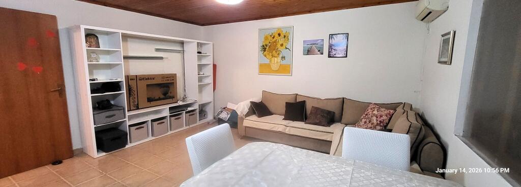 Tirane, appartamento in affitto, 3° piano, 40.000 lek completamente arredato trattabile (Rr. Halit Bega) vicino a QSUT o alla Scuola Unita o alla Scuola Bajram Curri.