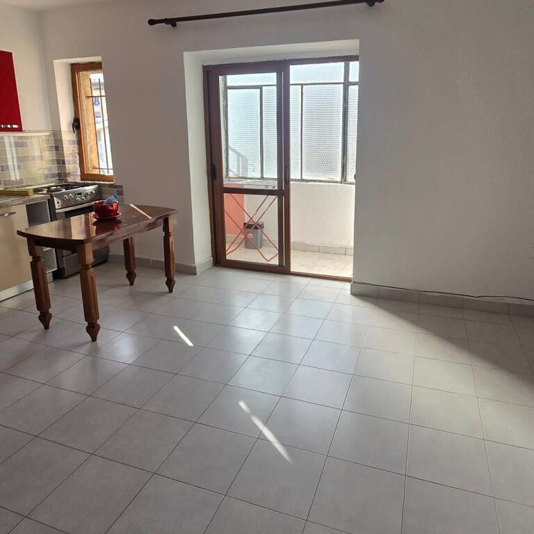 In vendita vicino alla Scuola Rossa (vicino al Nuovo Mercato) Appartamento 1+1