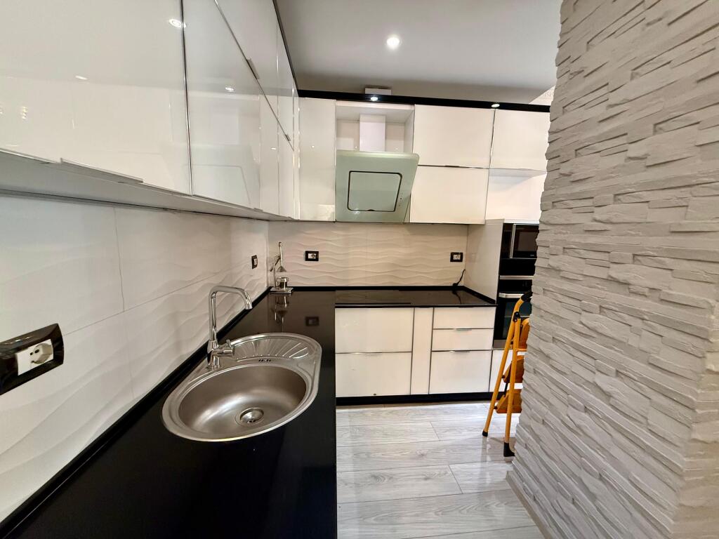 📣 QERA SUPER Apartament 1+1 Me Ballkon 📍 Prane Mbikalimit Te Komunes 🛣️ Rruga "Shkelqim Fusha" ✨  🏢 Ndertim i Ri 🪜 Kati 2 (Banim, Pa Ashensor) 🛋️ Mobiluar Me Kushte Bashkekohore  💶 Cmimi 600 Euro