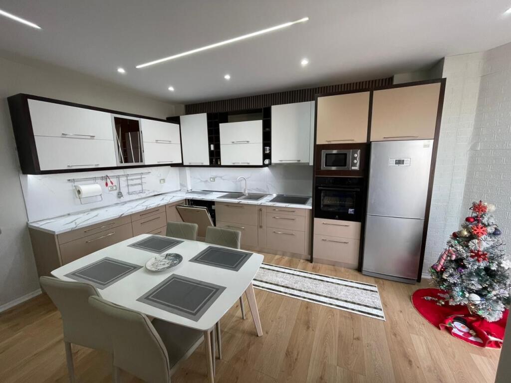 Shitet Apartament 3+1+2 tek Markata,Durres