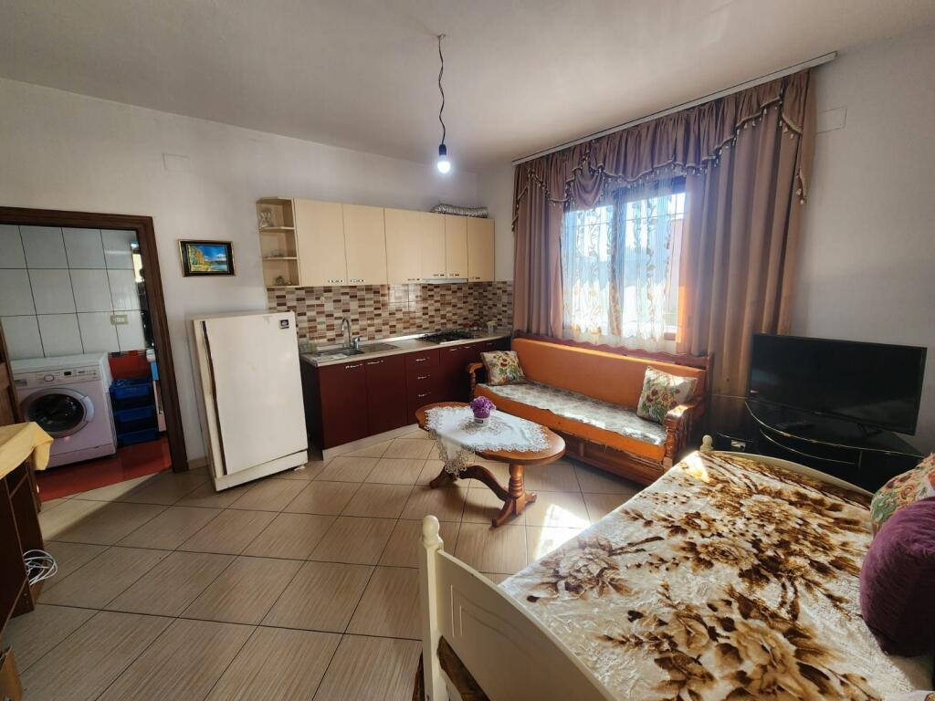 JEOET ME QERA GARSONERE PRANE OROSHIT DURRES