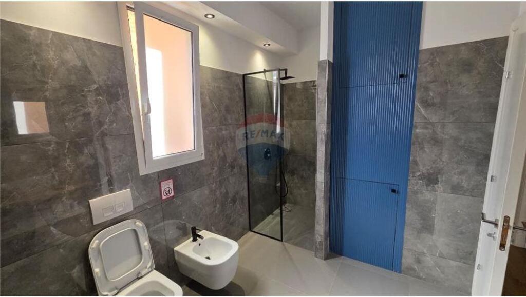 🏠 Apartament 2+1 – Për Qira 📍 Sheshi Isa Boletini, pranë Teatrit – Vlorë